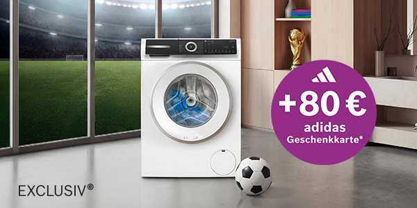 Eine Bosch Waschmaschine vor einem Hintergrund, der ein Fu&szlig;ballstadion zeigt und einem Fu&szlig;ball auf dem Boden.