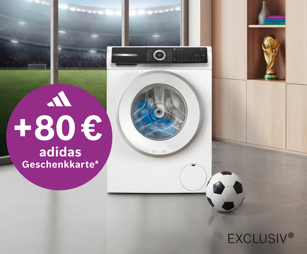 Eine Bosch Waschmaschine mit einem Fu&szlig;ball daneben auf dem Boden, im Hintergrund ein Fu&szlig;ballstadion.