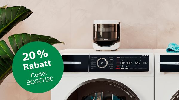 Bosch Waschmaschine mit externen Bosch Mikroplastikfilter und Hinweis, dass es beim Kauf des Filters im Bosch Online Shop Rabatt gibt