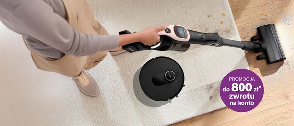 Odkurzacze wyświetlane na ścianie, numer od 6 do 10, z salonem widocznym w tle.