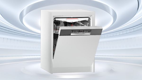 Offener wei&szlig;er Geschirrsp&uuml;ler mit ge&ouml;ffneter T&uuml;r vor futuristischem Hintergrund.