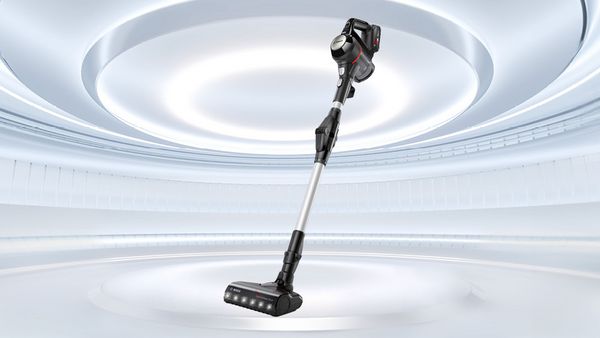 Kabelloser Akkustaubsauger mit digitalem Display und LED-Leuchten am Saugkopf vor hellem, futuristischem Hintergrund