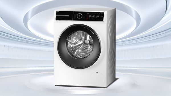 Frontansicht einer wei&szlig;en Waschmaschine mit schwarzem Bullauge und digitalem Bedienfeld vor futuristischem hellblauem Hintergrund.
