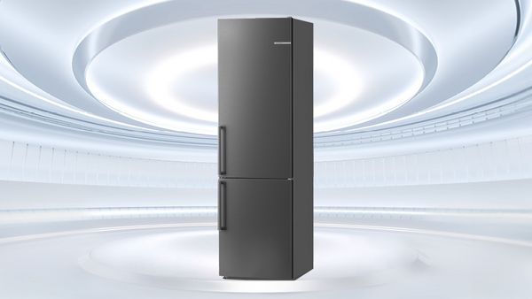 Moderner, freistehender K&uuml;hlschrank mit zwei T&uuml;ren vor futuristischem, hell beleuchtetem Hintergrund.