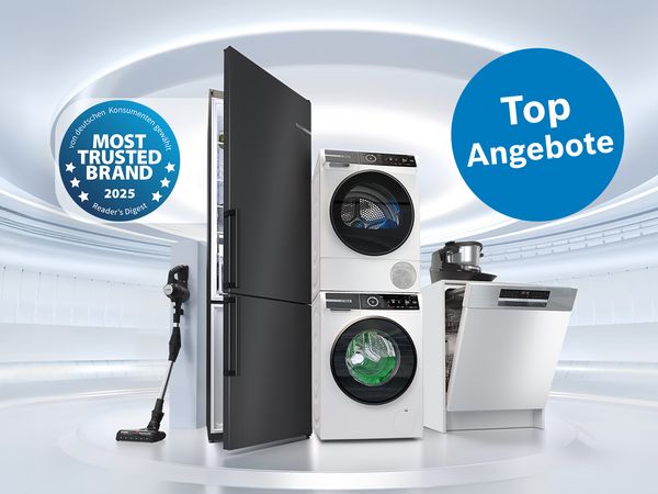 Mehrere Bosch Haushaltsger&auml;te wie K&uuml;hlschrank, Waschmaschine, Trockner, Geschirrsp&uuml;ler, Staubsauger und Cookit stehen vor einem hellen, geschwungenen Hintergrund mit den blauen Kreisen 'MOST TRUSTED BRAND 2025' und 'Top Angebote'