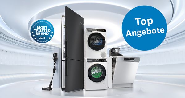 Mehrere Bosch Haushaltsger&auml;te wie K&uuml;hlschrank, Waschmaschine, Trockner, Geschirrsp&uuml;ler, Staubsauger und Cookit stehen vor einem hellen, geschwungenen Hintergrund mit den blauen Kreisen 'MOST TRUSTED BRAND 2025' und 'Top Angebote'