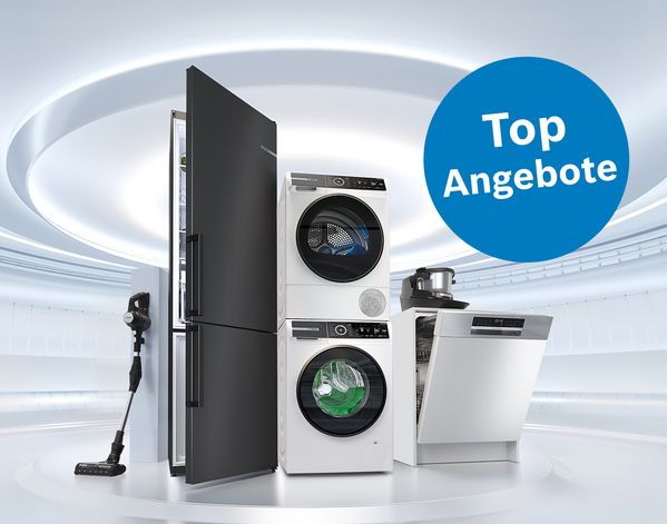 Mehrere Bosch Haushaltsger&auml;te wie K&uuml;hlschrank, Waschmaschine, Trockner, Geschirrsp&uuml;ler, Staubsauger und Cookir stehen vor einem hellen, geschwungenen Hintergrund mit blauem 'Top Angebote'