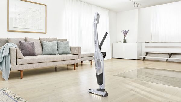 Odkurzacz bezprzewodowy Flexxo stoi na środku salonu.