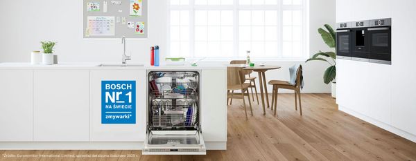 Nowoczesna kuchnia ze zmywarką Bosch, stołem jadalnym i dużymi oknami zapewniającymi naturalne światło.