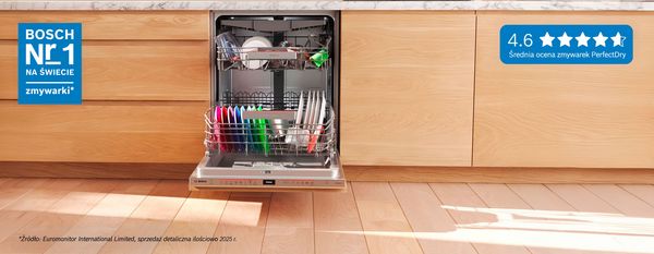 Mężczyzna trzymający zielony talerz w dłoniach.