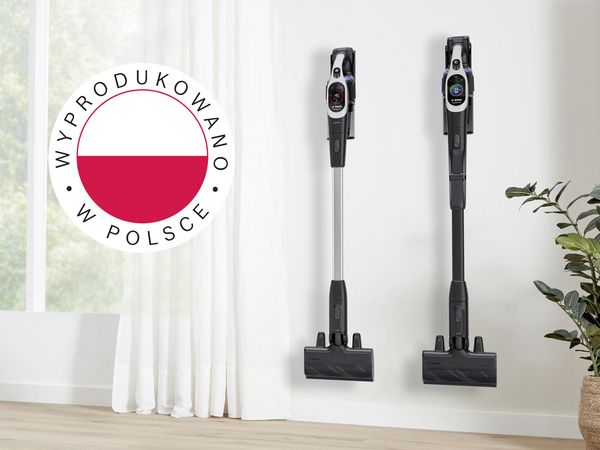 dwa odkurzacze pionowe na scianie