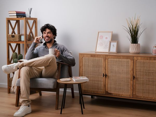 Plan de cuisine moderne avec mixeur noir, presse-agrumes, part de g&acirc;teau et smartphone avec app de cuisine.