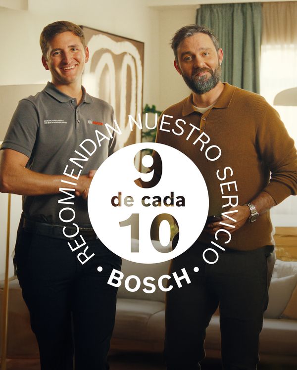 T&eacute;cnico del servicio oficial Bosch y un usuario d&aacute;ndose la mano junto a un sello que indica 9 de cada 10 usuarios nos recomiendan. 