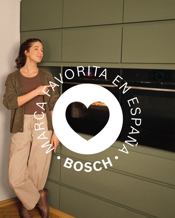 Chica se&ntilde;alando un horno Serie 8 de Bosch en actitud LikeABosch.