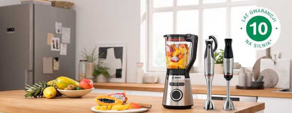 Blender Bosch w kuchni z owocami i ikona z tekstem 10 lat gwarancji na silnik