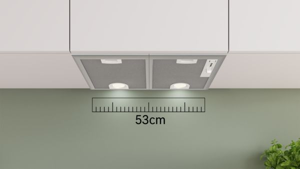 Hotte de cuisine avec deux lumi&egrave;res int&eacute;gr&eacute;es et une mesure de 53 cm affich&eacute;e sur le mur en dessous.