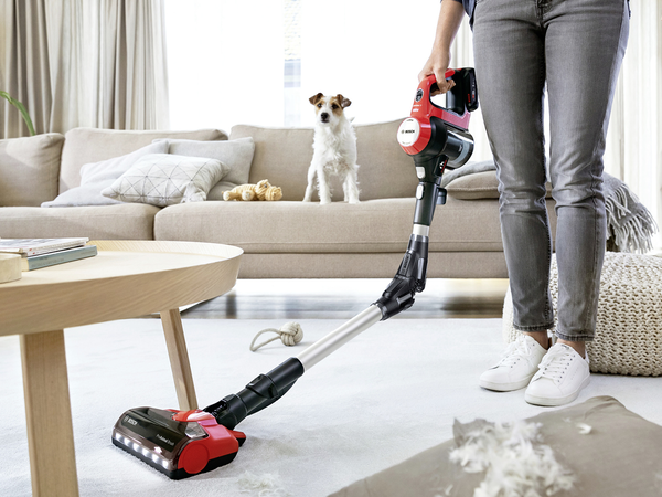 Bosch Unlimited 7 ProAnimal Akku-Staubsauger entfernt Tierhaare flexibel auf Teppich und Polstern