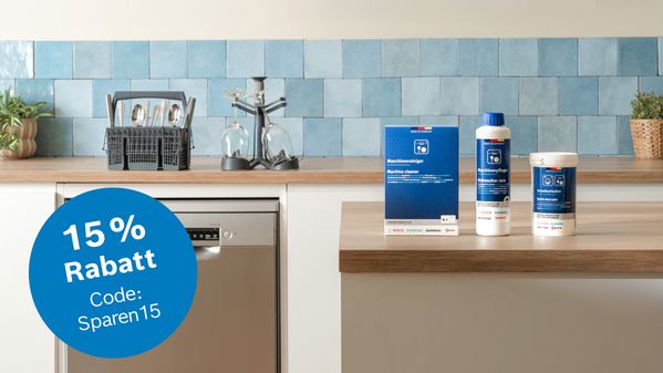 Zubeh&ouml;r und Reinigungsmittel in sch&ouml;ner K&uuml;che mit dem Hinweis auf 15 % Rabatt im Bosch Online Shop