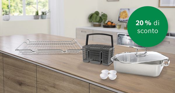Luminoso bancone della cucina con utensili da cucina, elettrodomestici e piante in vaso sullo sfondo.