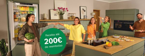 Cozinha com familia em bancada