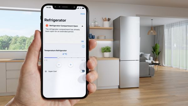 Smartphone con app Home Connect che mostra una notifica del frigorifero smart Bosch e il controllo remoto della temperatura