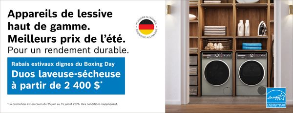 Paire de laveuse et s&eacute;cheuse modernes sur des &eacute;tag&egrave;res en bois, accompagn&eacute;es de serviettes, de d&eacute;tergent et d'un fer &agrave; repasser, en promotion pour la Semaine du Boxing Day &agrave; partir de 2 400 $ &mdash; laveuse et s&eacute;cheuse certifi&eacute;es ENERGY STAR