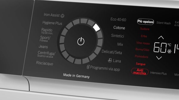 Display di una lavatrice smart Bosch con programmi di lavaggio intelligenti e controllo tramite app