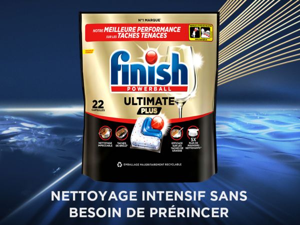 Un sac de d&eacute;tergent pour lave-vaisselle Finish Powerball Ultimate Plus, contenant une tablette bleue et rouge.
