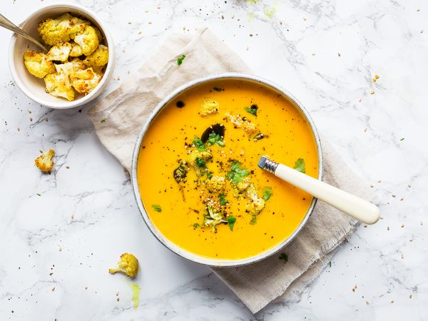 Karottensuppe mit geröstetem Topping