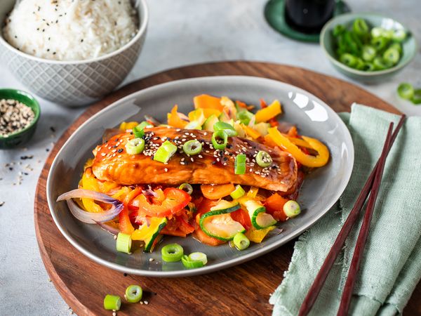 Teriyaki-Lachs mit buntem Gemüse