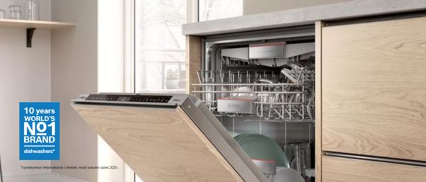 Moderne keuken met open vaatwasser met schone gerechten.