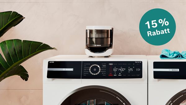 Bosch Waschmaschine mit externen Bosch Mikroplastikfilter und Hinweis, dass es beim Kauf des Filters im Bosch Online Shop Rabatt gibt
