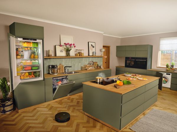 Imagen de cocina integrada de Bosch con un robot de limpieza.