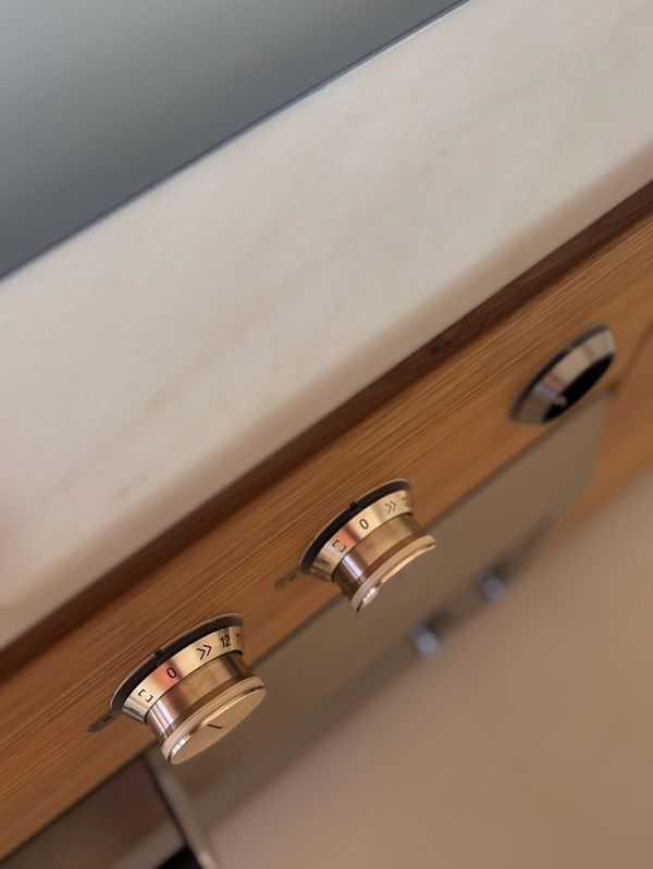 Plan view of the distinctive Gaggenau control knobs. 