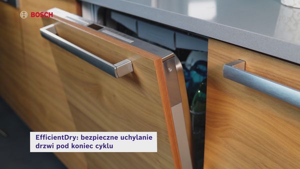 widok otwartych drzwi zmywarki
