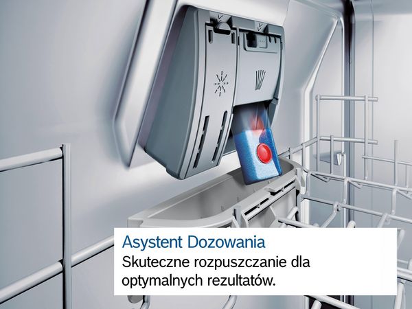 wnetrze zmywarki z tabletka do zmywarki