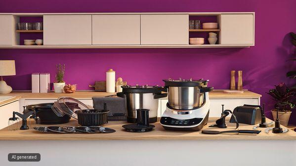 Bosch Cookit mit allen Werkzeugen und Zubeh&ouml;rteilen &uuml;bersichtlich auf der K&uuml;chenarbeitsfl&auml;che bereitgelegt.