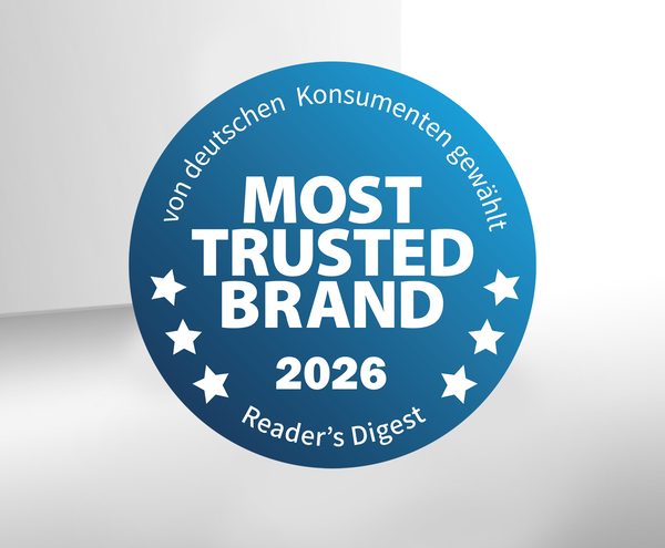 Blaues Abzeichen mit &bdquo;Most Trusted Brand 2026&ldquo; von Reader&rsquo;s Digest &ndash; zeigt das Verbrauchervertrauen in Deutschland.