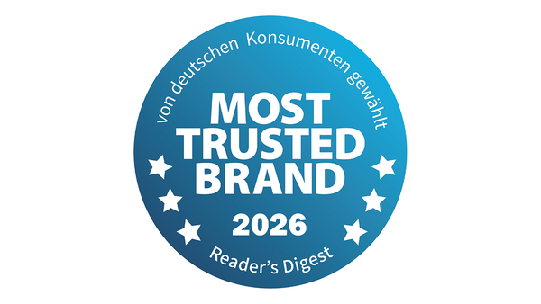 Blaue Plakette mit der Aufschrift &bdquo;Most Trusted Brand 2026&ldquo;, mit Sternen und dem Text &bdquo;von deutschen Konsumenten gew&auml;hlt&ldquo; und &bdquo;Reader's Digest&ldquo;.