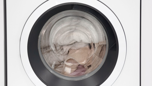 A Bosch mos&oacute;g&eacute;pen tal&aacute;lhat&oacute; kijelző mutatja az 1600, 1200, 1000, 800, 600 vagy 400 f/p centrifug&aacute;l&aacute;si sebess&eacute;geket