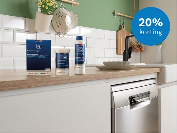 Keuken met vaatwasser en op het aanrechtblad reinigingsmiddelen voor de vaatwasser. 