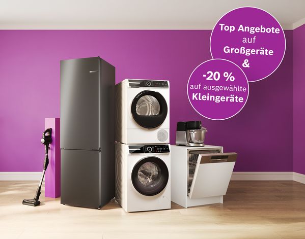 Silberfarbener K&uuml;hlschrank, gestapelte Waschmaschine und Trockner, ge&ouml;ffneter Geschirrsp&uuml;ler, K&uuml;chenmaschine und kabelloser Staubsauger von Bosch vor einer violetten Wand mit dem Schriftzug &bdquo;BOSCH DAYS&ldquo;. Rechts oben weist ein violetter Kreis auf Top Angebote auf Gro&szlig;ger&auml;te und 20 % Rabatt auf ausgew&auml;hlte Kleinger&auml;te hin.