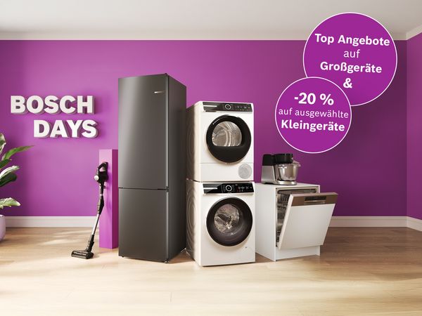 Silberfarbener K&uuml;hlschrank, gestapelte Waschmaschine und Trockner, ge&ouml;ffneter Geschirrsp&uuml;ler, K&uuml;chenmaschine und kabelloser Staubsauger von Bosch vor einer violetten Wand mit dem Schriftzug &bdquo;BOSCH DAYS&ldquo;. Rechts oben weist ein violetter Kreis auf Top Angebote auf Gro&szlig;ger&auml;te und 20 % Rabatt auf ausgew&auml;hlte Kleinger&auml;te hin.