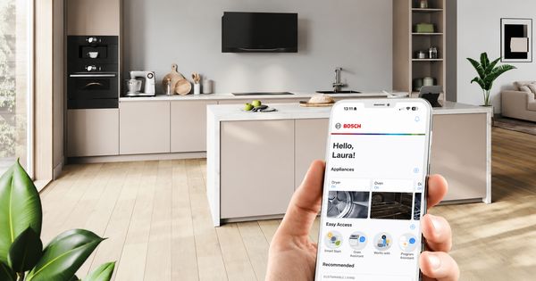 Έ&nu;&alpha; &chi;έ&rho;&iota; &tau;&omicron; &omicron;&pi;&omicron;ί&omicron; &kappa;&rho;&alpha;&tau;ά&epsilon;&iota; έ&nu;&alpha; smartphone &sigma;&epsilon; &pi;&rho;ώ&tau;&omicron; &pi;&lambda;ά&nu;&omicron;, &mu;&epsilon; &mu;&iota;&alpha; ό&mu;&omicron;&rho;&phi;&eta; &epsilon;&iota;&kappa;ό&nu;&alpha; &kappa;&omicron;&upsilon;&zeta;ί&nu;&alpha;&sigmaf; &sigma;&tau;&omicron; &phi;ό&nu;&tau;&omicron;.