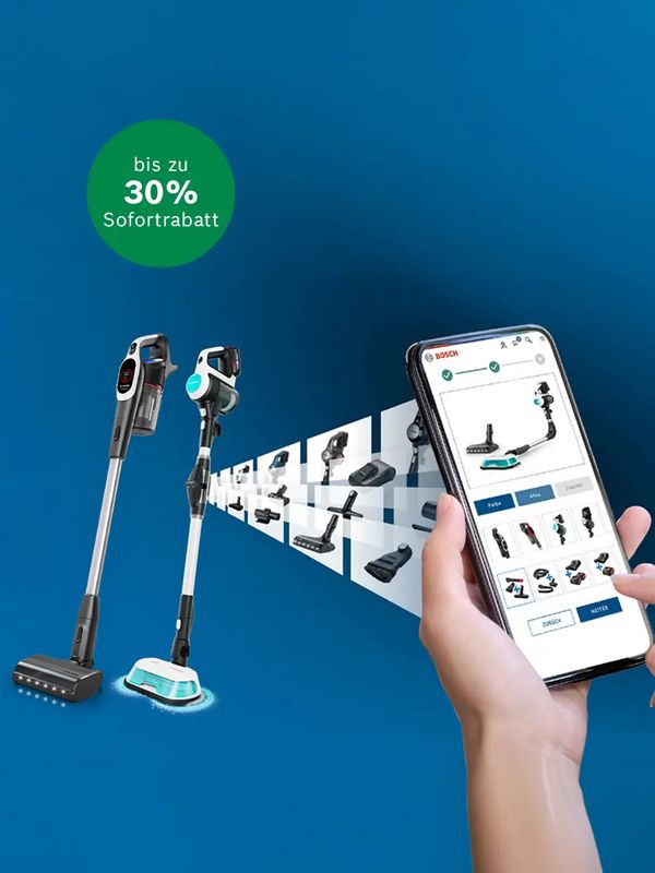 Zwei kabellose Staubsauger von Bosch mit Zubeh&ouml;r und eine Hand, die ein Smartphone mit einer Bosch-Produkt-Shopping-App h&auml;lt.