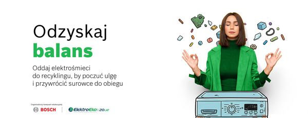 kobieta z pudełkiem urządzeń gospodarstwa domowego stoi przed pralkami Bosch, uśmiechając się.