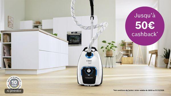 Aspirateur tra&icirc;neau Bosch blanc avec accents bleus sur un sol en bois dans une cuisine moderne et lumineuse ; en haut &agrave; droite un cercle violet indique "Jusqu'&agrave; 50&euro; cashback*" et en bas &agrave; gauche un petit macaron "10 year motor guarantee".