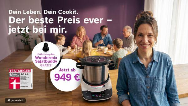 Bosch Cookit K&uuml;chenmaschine mit Kochfunktion in Wei&szlig;, daneben l&auml;chelnde Frau in moderner K&uuml;che mit zubereitetem Gericht.
