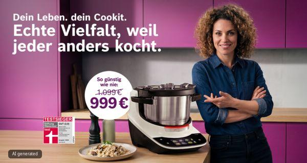 Bosch Cookit K&uuml;chenmaschine mit Kochfunktion in Wei&szlig;, daneben l&auml;chelnde Frau in moderner K&uuml;che mit zubereitetem Gericht.