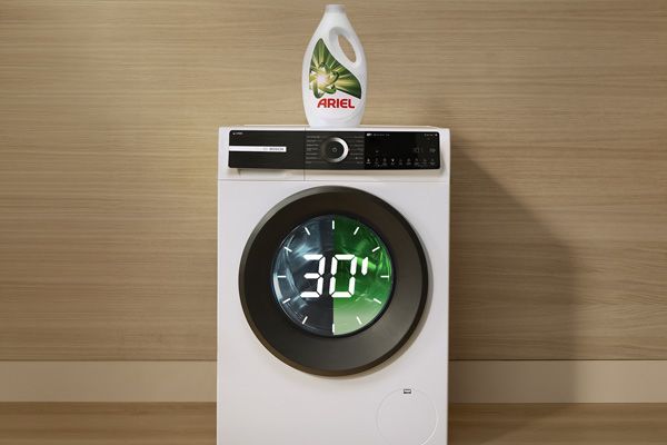 Lave-linge Bosch avec bidon de lessive Ariel et chiffre 30 dans le hublot